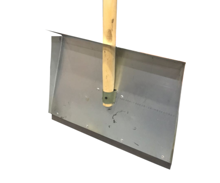 Лопата снеговая оцинк. 3х бортная 480*340 с дер. черенком, артикул УТ000091859